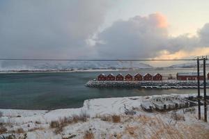 traditionelle norwegische Fischerhütten und Boote foto