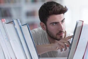 Schülerstudium in der Schulbibliothek foto