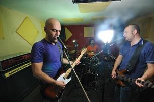 Musikband hat Training in der Garage foto