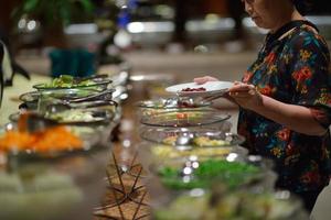 Blick auf das Essen vom Buffet foto