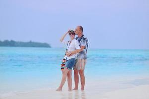 glückliches junges Paar viel Spaß am Strand foto