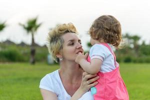 mutter und kleine tochter spielen im hinterhof foto