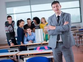 schüler mit lehrer im computerlabor classrom foto