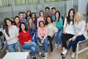 glückliche Teenagergruppe in der Schule foto