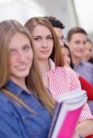 glückliche Teenagergruppe in der Schule foto