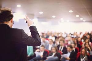 geschäftsmann, der präsentationen im konferenzraum gibt foto