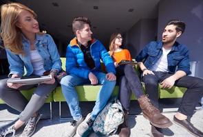 studentengruppe steht als team zusammen foto