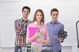 glückliche Teenagergruppe in der Schule foto