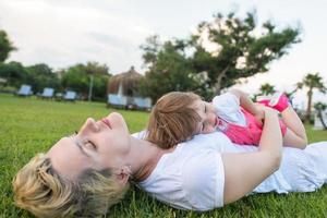 mutter und kleine tochter spielen im hinterhof foto