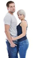 junges Paar isoliert auf weißem Hintergrund foto
