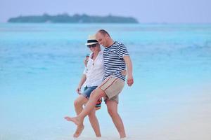 glückliches junges Paar viel Spaß am Strand foto