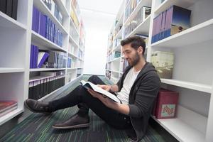 Schülerstudium in der Schulbibliothek foto