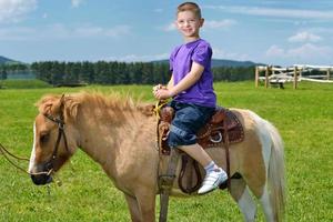 Kind reitet Pony foto