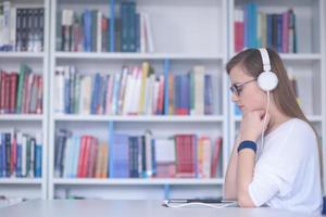 Studentin in der Bibliothek foto