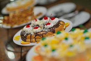 Blick auf das Essen vom Buffet foto