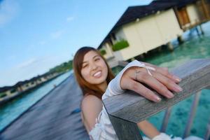 asiatische Braut am Strand foto