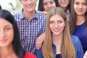 glückliche Teenagergruppe in der Schule foto