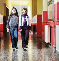 glückliche kindergruppe in der schule foto