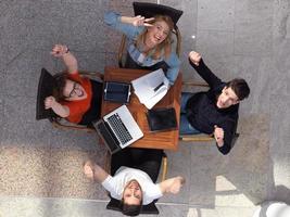 studentengruppe, die gemeinsam an einem schulprojekt arbeitet foto