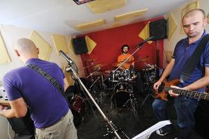 Musikband hat Training in der Garage foto