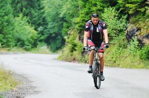 Mountainbike-Mann im Freien montieren foto