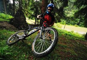 Mountainbike-Mann im Freien montieren foto