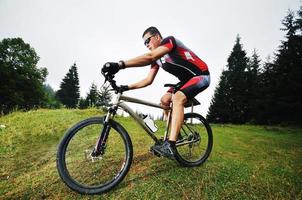 Mountainbike-Mann im Freien montieren foto