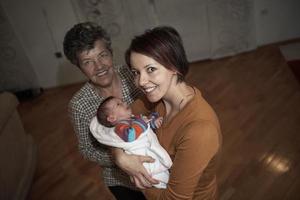 Familienporträt mit Großeltern, Eltern und Baby foto