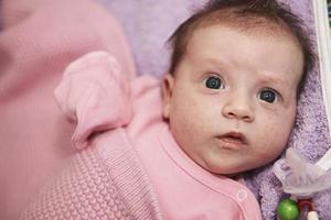 glückliches neugeborenes kleines baby smilling foto