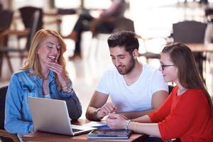 studentengruppe, die gemeinsam an einem schulprojekt arbeitet foto