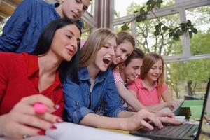 glückliche Teenagergruppe in der Schule foto