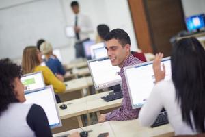 studentengruppe im klassenzimmer des computerlabors foto