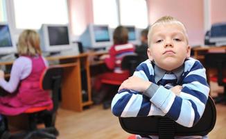 es Bildung mit Kindern in der Schule foto