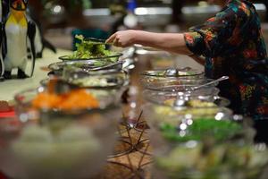 Blick auf das Essen vom Buffet foto