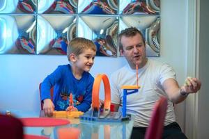 vater und kinder spielen autospielzeugspiel foto