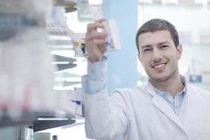 apotheker chemiker mann in der apotheke drogerie foto