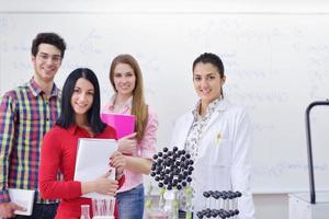 glückliche Teenagergruppe in der Schule foto