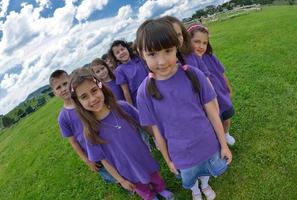 glückliche kindergruppe hat spaß in der natur foto