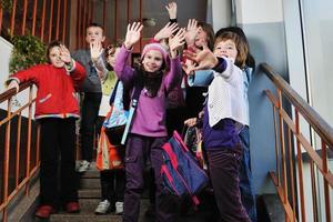 glückliche kindergruppe in der schule foto