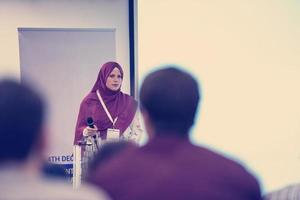 muslimische geschäftsfrau, die präsentationen im konferenzraum gibt foto