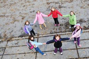 freundschafts- und teamwork-konzept mit jungen schulmädchengruppen foto