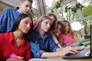 glückliche Teenagergruppe in der Schule foto