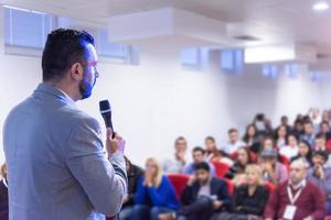 geschäftsmann, der präsentationen im konferenzraum gibt foto