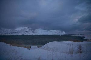 Norwegen Küste im Winter mit Schnee schlechtem bewölktem Wetter foto