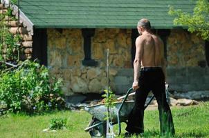 Mann Gartenarbeit foto