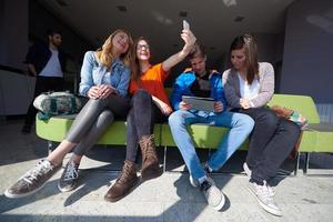 studentengruppe, die selfie macht foto