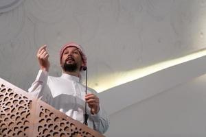 Muslime junger arabischer Imam hält eine Rede zum Freitagnachmittagsgebet in der Moschee. foto