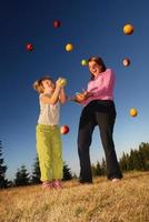 mutter und mädchen spielen draußen foto