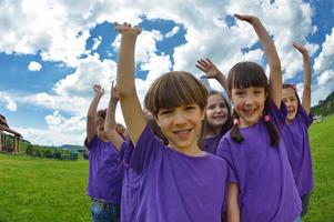 glückliche kindergruppe hat spaß in der natur foto