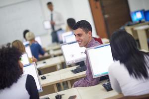 studentengruppe im klassenzimmer des computerlabors foto